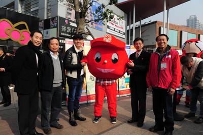 （從左至右）上海市血液中心副主任沈行峰、上海市血液中心主任朱永明、觸動傳媒創(chuàng)始人兼執(zhí)行主席馮暉中、上海市紅十字會常務(wù)副會長馬強、“獻血達人”陳澤人