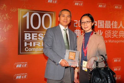 COO Will Li and Senior HR Director Deborah Gu of Praxair China at the award ceremony