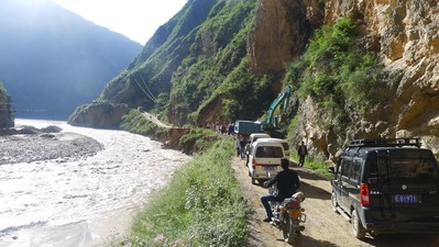 在甘肅面試?yán)铄\記希望廚師途中，遭遇地震造成的道路塌方