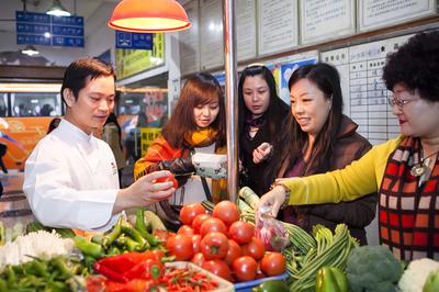 媒體嘉賓與廣州海航威斯汀中餐行政總廚吳天榮一同前往集市，親自挑選“活力食品”食材